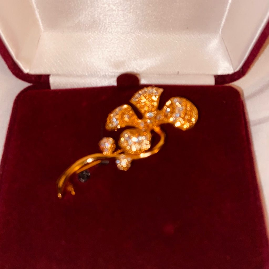 Elegant Gold Floral Brooch
